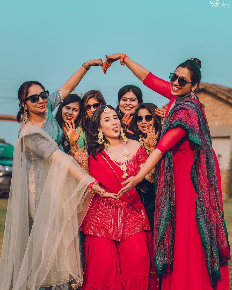 the_fab_app's tweet photo. There are so many reasons to be happy, and one of them is henna leaving a beautiful dark stain.. ❤️
📸 : @TangledMemoria
#indianbride #indianwedding #bridal #bridalmakeup #lehenga #bridallehenga #prewedding #beautifulbride #weddingpose #henna #MehndiHaiRachneWali #girlsquad https://t.co/aFszdceVrB
