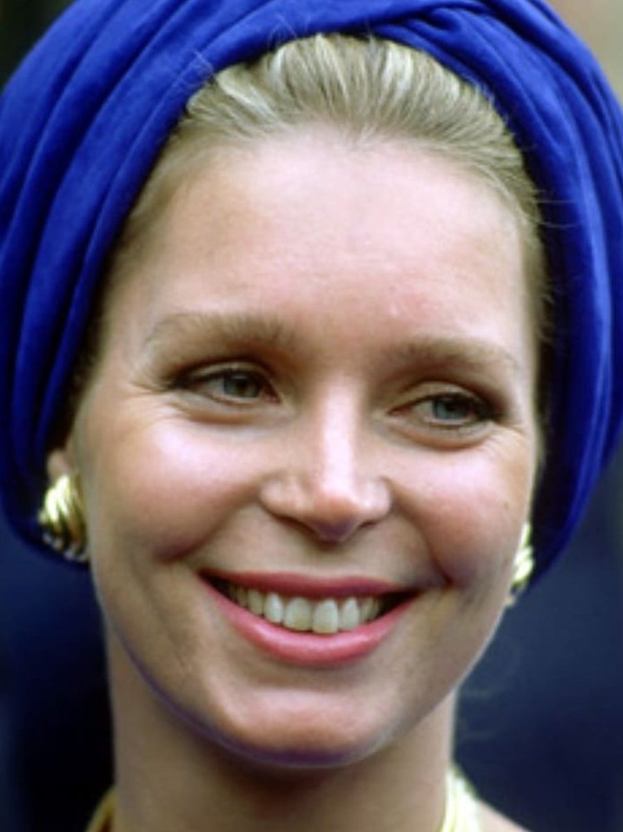 ROfjo's tweet photo. Another gorgeous picture of Queen Noor of Jordan on the same day as the visit to France #queennoor https://t.co/gGE9a1uJBY