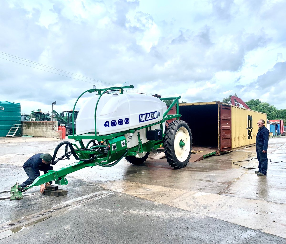 HousehamSprayer's tweet photo. We pride ourselves in being a #BritishManufacturer π¬π§, but we ship all over the world. Here is some of the Preowned lads loading a trailed into a container ready to be shipped to Zambia!
#househamsprayers https://t.co/R9Xv4Prw3b