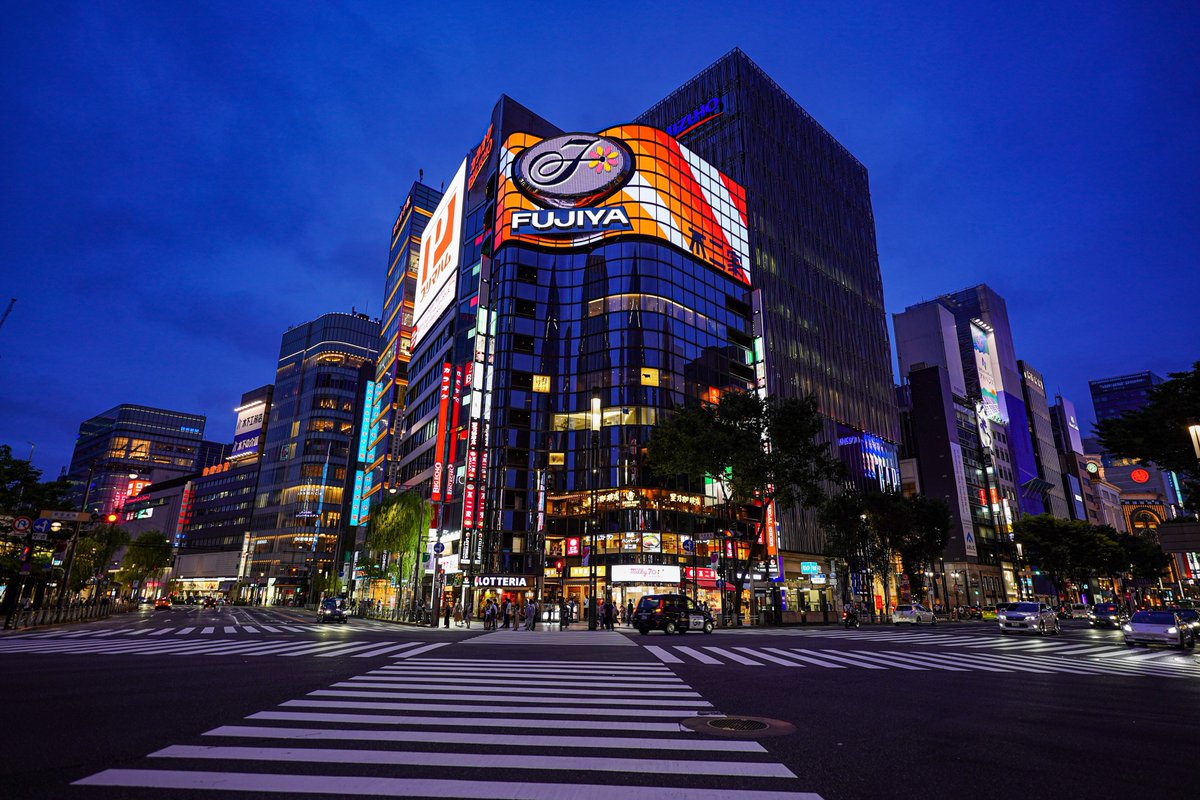 omomuki_a's tweet photo. 久々の銀座散策で撮影した長時間露光📸✨流石は20mmだけあって、凄く広い画角に撮影している本人もこんなんなるんかい…と感心した次第です🤣🙏

#銀座和光 #ファインダー越しの私の世界 #写真好きな人と繋がりたい #お写んぽ #長野カメラ部 #BeAlpha #SonyAlpha #sonya7c #fe20mmf18g #ta96 https://t.co/oTvTc6Q7hm