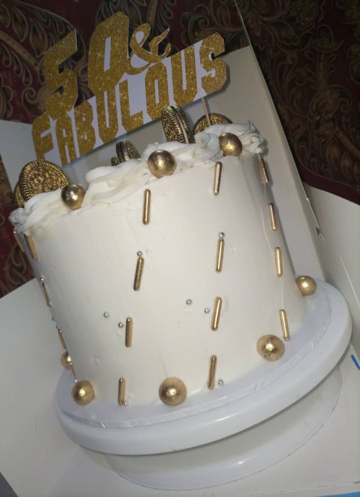 bolabakess's tweet photo. Hey!Golden jubilee🍾🍸
Tell us your budget and let talk business
Cake size:8"
Flavour: vanilla
Price:11,000
#cakeformum #lagostwittercommunity #cakesinlagos #naijabaker https://t.co/msmnZH73hj