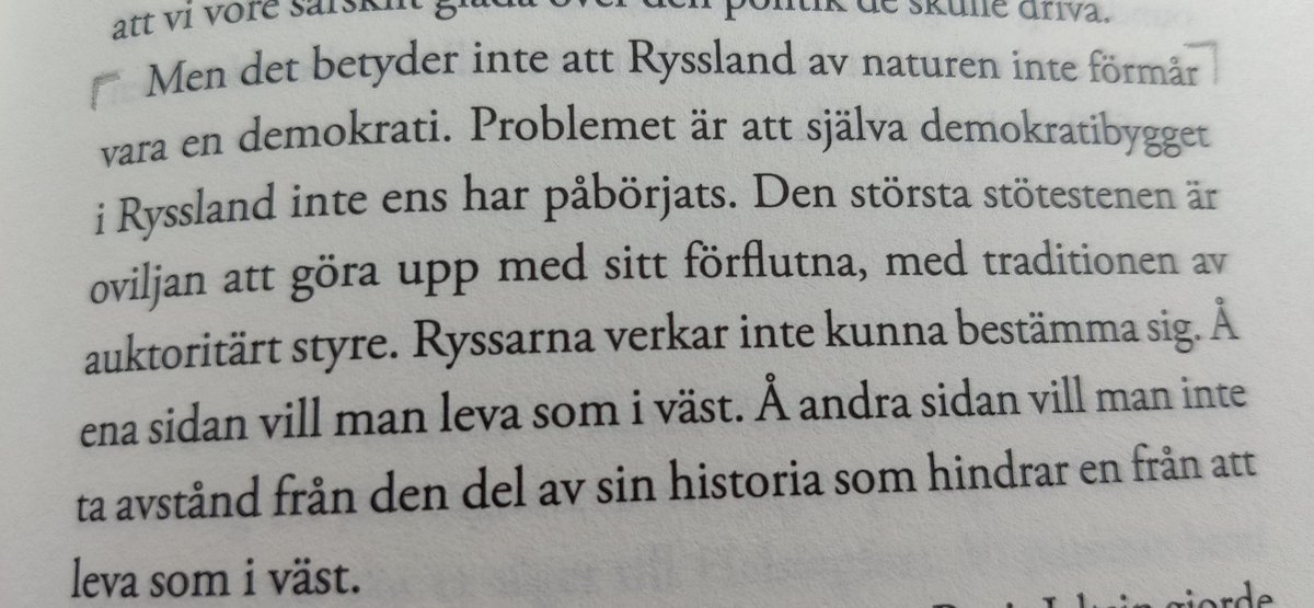 Allt kan egentligen sammanfattas genom dessa rader nedan. Ett land vars ledare vägrar att göra upp med det förflutna kan inte gå vidare. Däri ligger landets och ryssarnas tragik. För vilken oerhörd tillgång för världen hade ett fullt demokratiskt Ryssland varit.