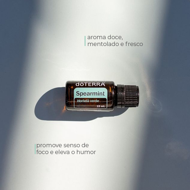 O aroma doce e refrescante do óleo essencial doTERRA® Brasil Spearmint é purificante e edificante, tornando-a ideal para evocar um senso de foco e um humor positivo. A Hortelã-Verde é bem diferente da Hortelã-Pimenta, por ser mais suave quando utilizada topicamente.