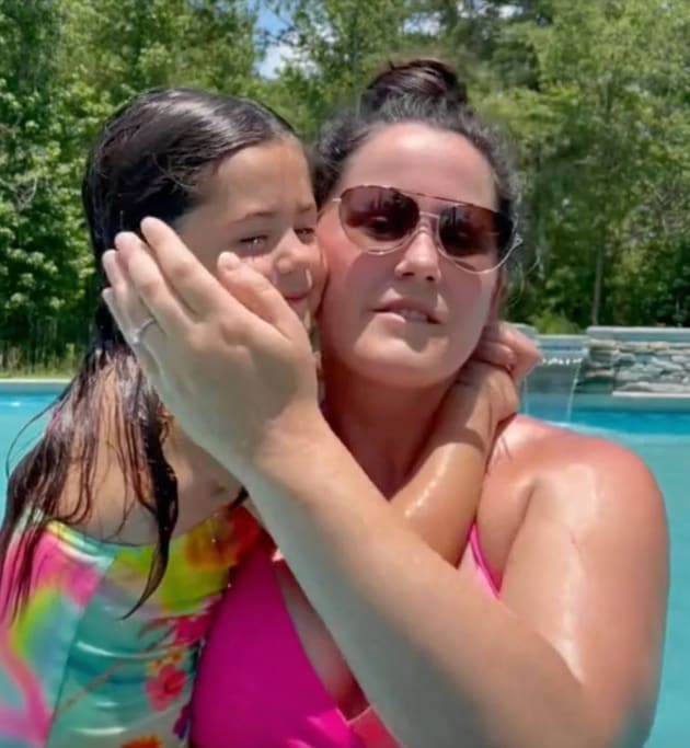 Jenelle Evans Deletes TikTok After Endangering 4-Year-Old With Illegal Fireworks https://t.co/4umQxQU4ii https://t.co/xXmku7fCks