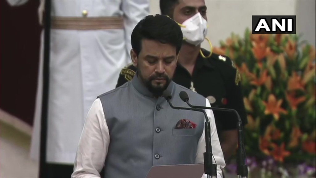 AHindinews's tweet photo. दिल्ली: राष्ट्रपति रामनाथ कोविंद ने जी.किशन रेड्डी, अनुराग सिंह ठाकुर को मंत्री पद की शपथ दिलाई। https://t.co/WcNcOGSjuW