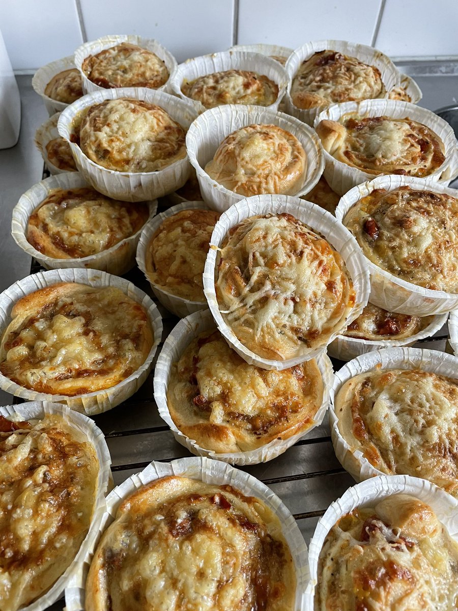 Ringside1981's tweet photo. När det regnar på semestern får man baka - gammalt djungelordspråk
#pizzabullar #ramslökspesto #västerbottenost https://t.co/tjATpkCTlq