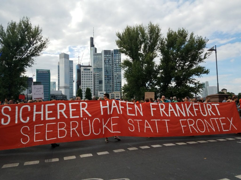 Auch in Frankfurt waren wir vor 3 Jahren das erste Mal als #Seebrücke auf der Straße:

❌gegen das tödliche Abschottungsregime von #FortressEurope

✅für die sichere #HafenstadtFrankfurt

Mit eindrückl. Berichten von <a href="/MauriceStierl/">Maurice Stierl</a>, <a href="/alarm_phone/">@alarmphone</a> &amp; <a href="/LenzRamona/">Ramona Lenz</a>, <a href="/nothilfe/">medico international</a>.

1/x
