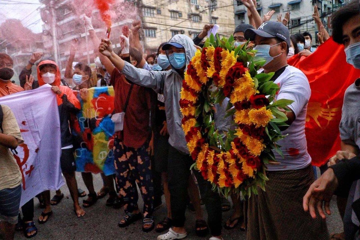 "ဖက်ဆစ် စစ်တပ်အမြစ်ဖြတ်"
"အသံနဲ့အလံကိုနားစွင့်"
#WhatsHappeningInMyanmar 
#RejectMilitaryCoupInMyanmar 
#SpringRevolution