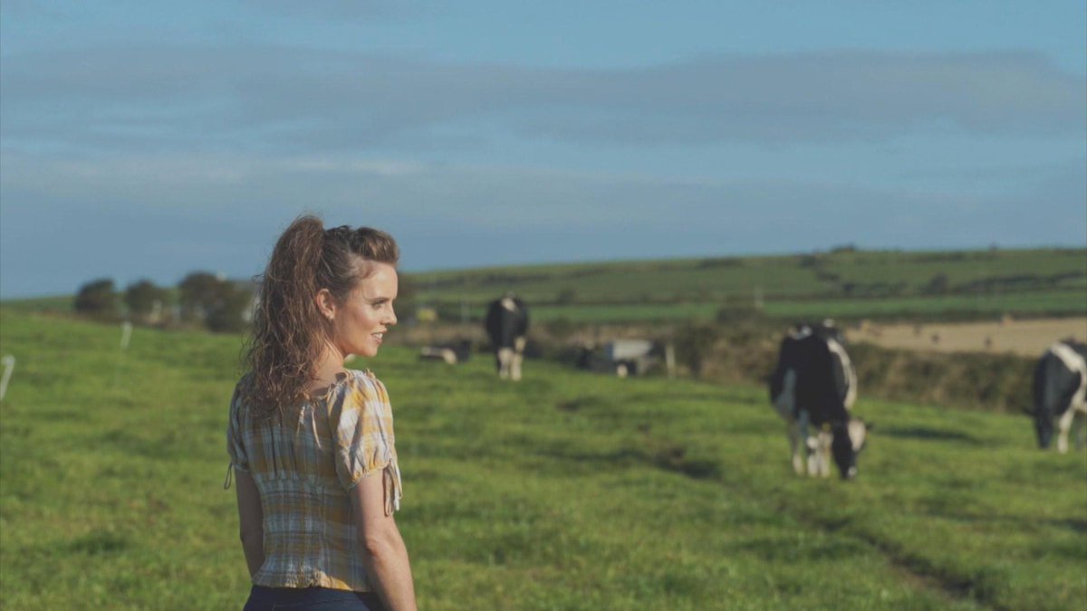 RTENationwide's tweet photo. Its all about music on tonight's show as we meet a woman in Co Cork who has made it big on the country music scene in the States & also a man in Carlow who has brought singers together online #TheBackline @mags__mccarthy on #RTENationwide Wed 5th July @RTEOne 7pm & RTE+1 8pm @rte https://t.co/gRui3d9cwy