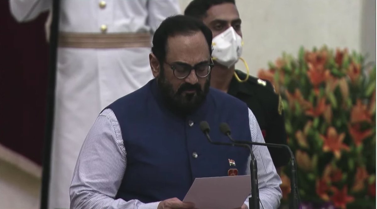 BJP4India's tweet photo. Shri @rajeev_mp, Smt @ShobhaBJP, Shri @bpsvermabjp and Smt @DarshanaJardosh take oath as ministers, at Rashtrapati Bhavan.  #Govt4Growth https://t.co/Gy6gbxg6x1