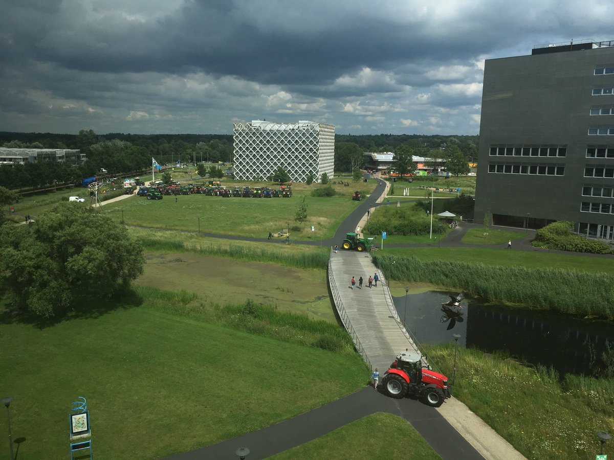 JoostGerret's tweet photo. Dacht ik de boeren in Arnhem te hebben ontlopen door in Wageningen te werken, zijn ze me gevolgd!
Lekker de beestjes en plantjes op de campus pletten 😍 https://t.co/ErYWds37hI