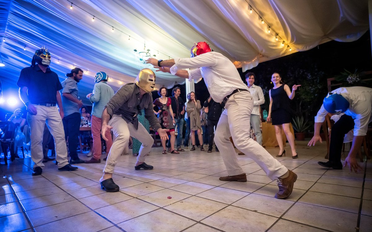 enigmatino's tweet photo. La arena estaba de bote en bote, la gente loca de la emoción
en el rin luchaban los cuatro rudos idolos de la afición 🎶
▪
#mexicoweddings #novias #novias2021 #novios #oaxaca #oaxacadestinationwedding
#oaxacawedding #wedding #weddingcalenda #weddingday #weddingfotographer https://t.co/sjJAyZkLaK