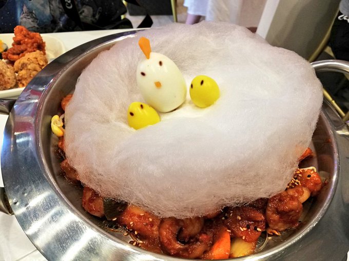 前から気になっていた新大久保駅すぐ近くにある『# まもなく釜山駅』という韓国料理屋に行きました。タコと海老とホルモンの鍋【ナッコプセ】〆はトビコチャーハンでぷちぷち♪ヤンニャムチキンやチヂミなどビュッフェもあってお腹破裂しそうになりました。
内装が電車で窓からは山手線車両が見える✨ 