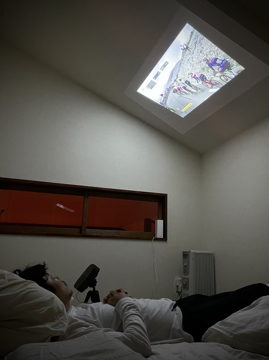 ame_chang's tweet image. 寝室で小型プロジェクターでツールドフランス見る夫。
軽井沢ルールで必須の屋根の勾配のおかげで、寝ながら見やすい角度に投影できてる。

#NebulaProjector #Anker #軽井沢移住 #tourdefrance2021