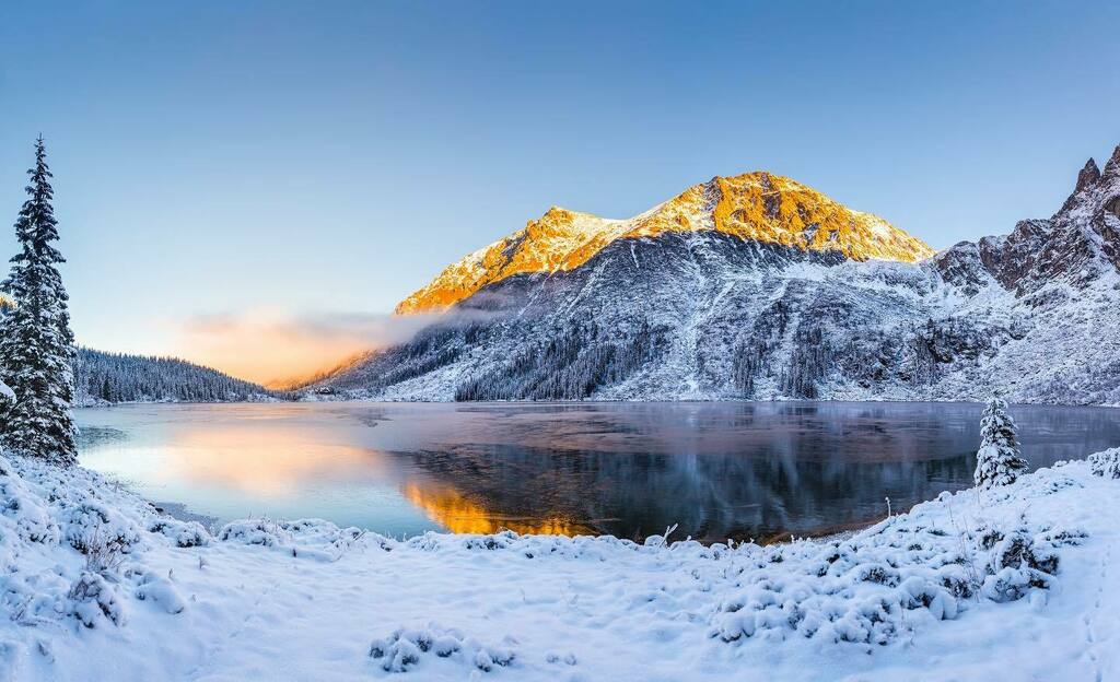 The mountains are calling!
This is Morskie Oko lake in Zakopane, it takes around 2 hours to walk there on an extremely picturesque route, the walk begins around 10 minutes drive from the Chalet, a great option for a non ski excursion 🏔 instagr.am/p/CRBvUj7DqmT/