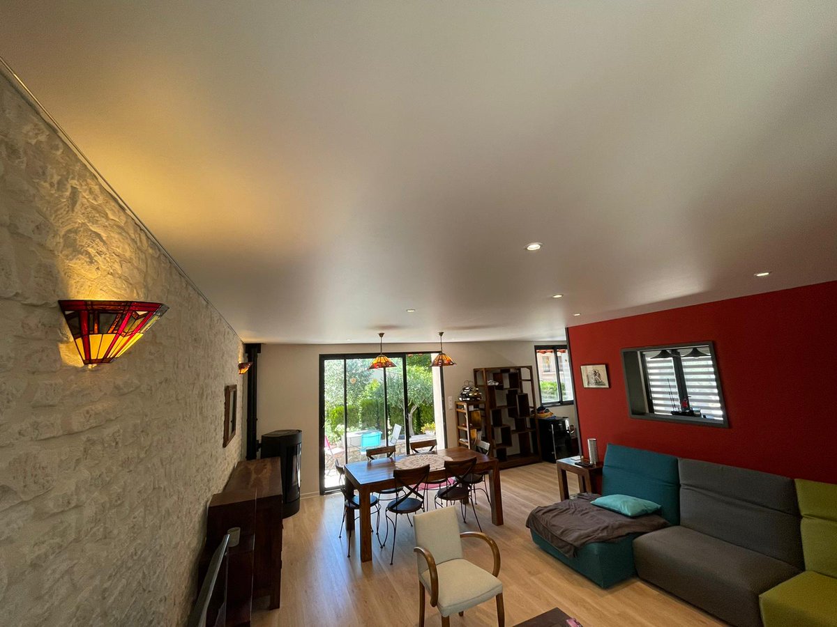 SOCASISOLATION's tweet image. En collaboration avec Barrisol, leader mondial du plafond tendu, nous vous proposons une très vaste gamme de plafonds et de toiles tendus afin d’apporter à votre intérieur une touche unique.