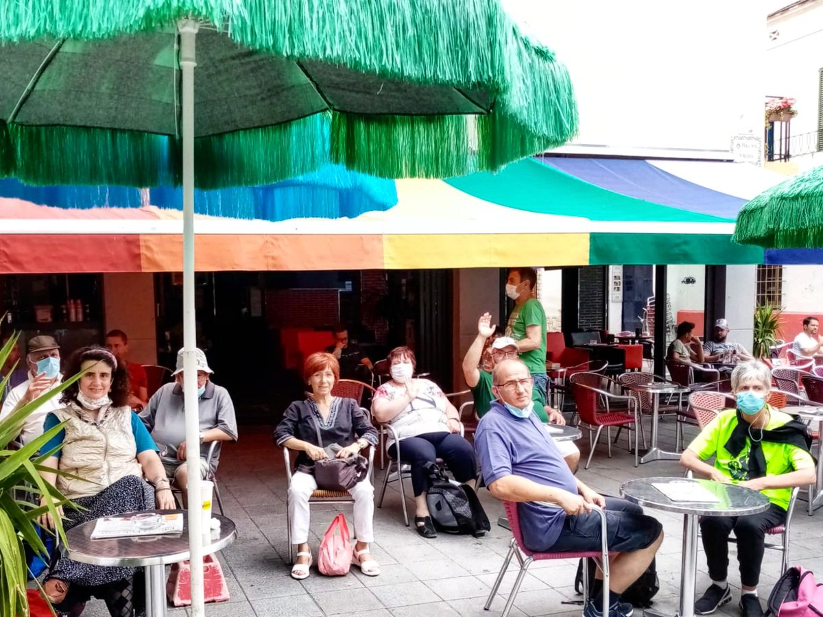 Ass_fsmental's tweet photo. Els companys del club social de Figueres fent paradeta a Sitges per dinar abans d.'arribar a Cambrils pel Respir Familiar. #salutmental #saludmental #activitatssegures #juntsesmillor #clubsocial #familiaisalut https://t.co/1YtP0fP1RR