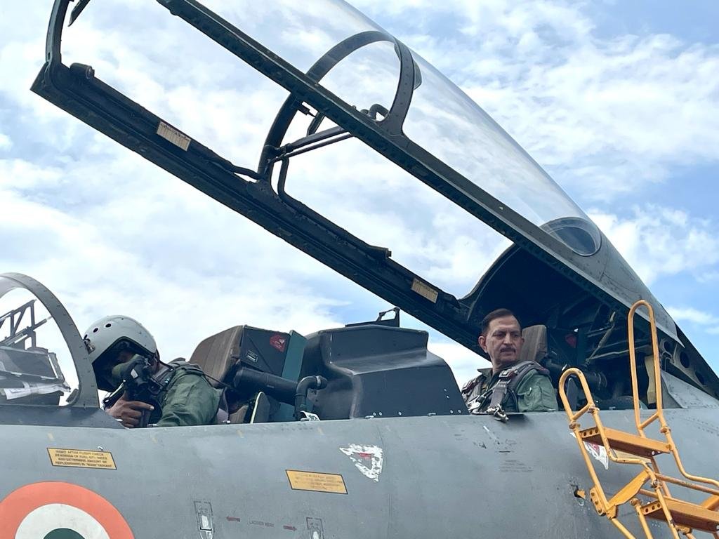 Defence_XP's tweet photo. On 7th July Capt Vikram Batra, PVC (P) aka shershah, led the capture of Pt 4875 &amp; made supreme sacrifice. To commemorate his Balidan Diwas, Lt. Gen Y. K. Joshi, #ArmyCdrNC, the then CO flew over Batra Top in Sukhoi 30 MKI &amp; paid rich tributes to his Kargil War comrade. 🇮🇳
#Kargil https://t.co/3FX7EdJny5