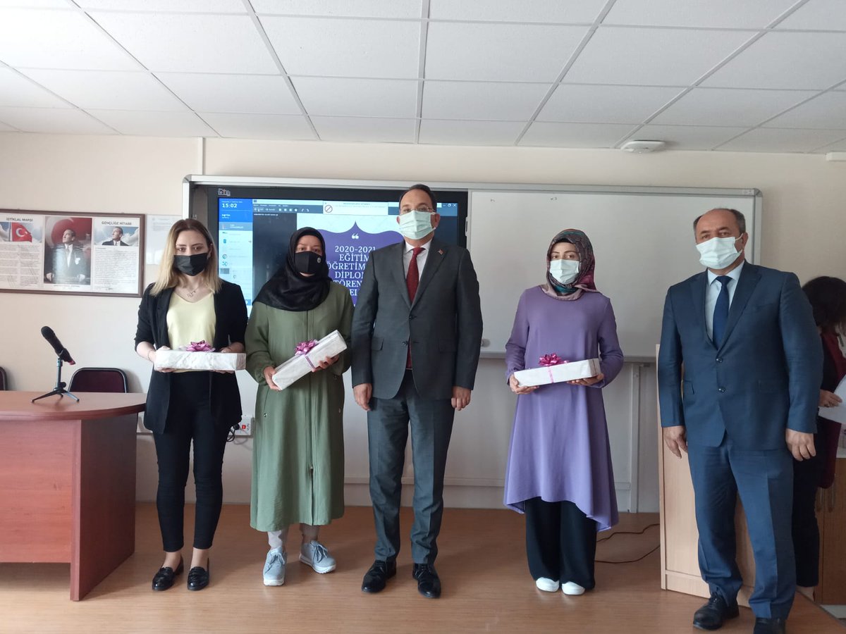 “Ahilik” temalı resim yarışmasında İl 1,2 ve 3.sü öğrencilerimizin ödülleri Kaymakam <a href="/CevdetErturkmen/">Cevdet Ertürkmen</a>, Belediye Başkanımız <a href="/hamitkilicbafra/">Hamit KILIÇ</a>, siyasi parti İlçe başkanları, oda başkanları, öğretmenler ve öğrencilerin katılımıyla gerçekleştirilen program ile takdim edildi.