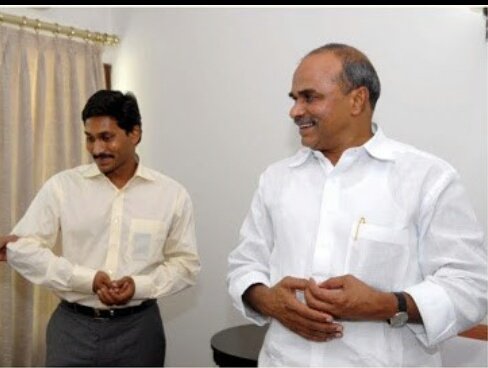 kittubro's tweet photo. Great leaders ❤️
#YSRJayanthi https://t.co/dHBaDMXSX1