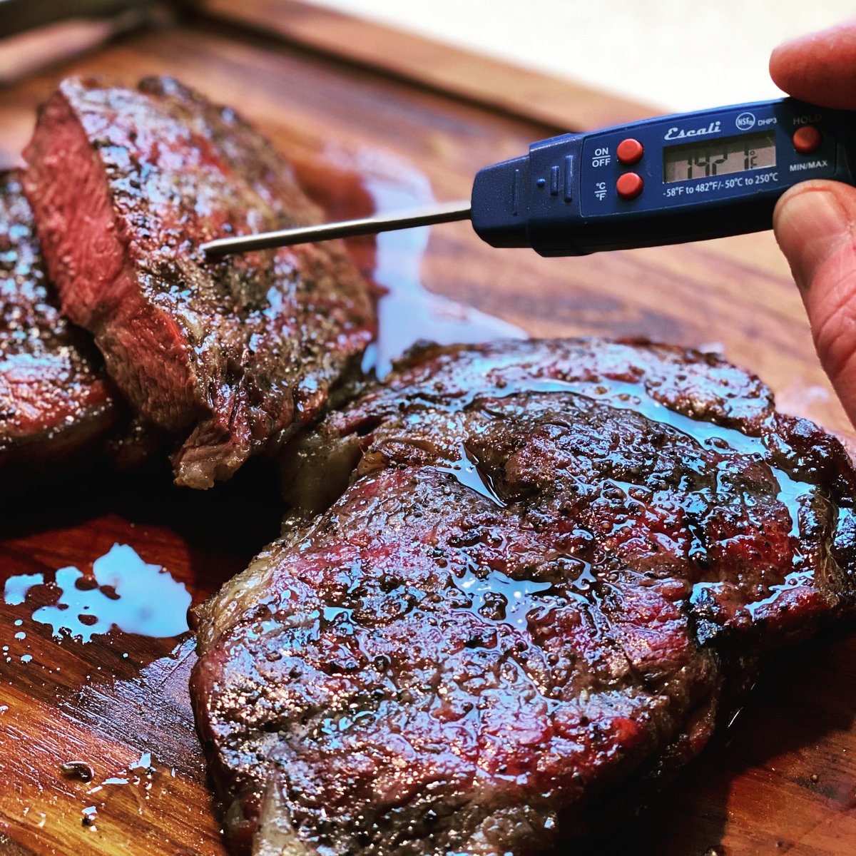 EscaliScales's tweet photo. How do you prefer your steak cooked... rare, medium OR well-done? #MeasureWithEscali https://t.co/Sg8f0HKX5c