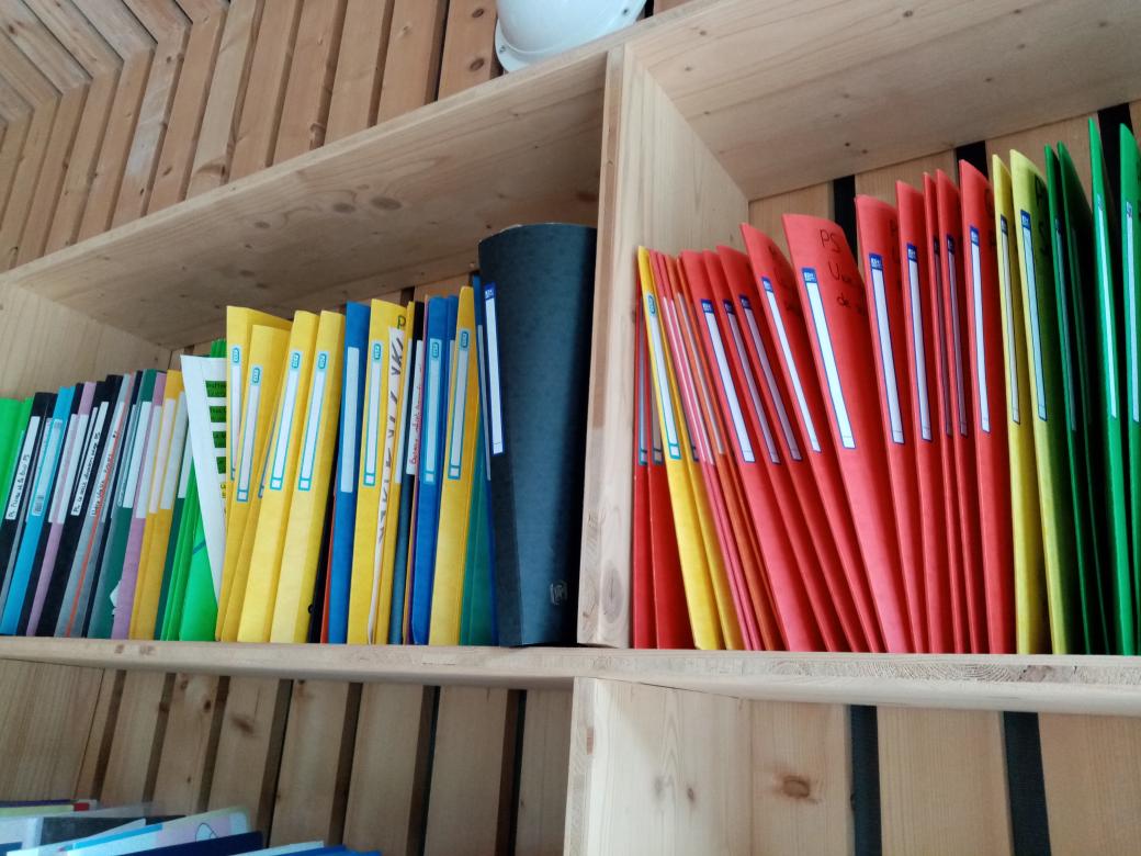 Et voilà 3 ans de travail en langage ps ms gs  autour des albums... Tout est rangé.
On peut passer tranquillement à la suite, 60 cahiers d'écriture rattrapant les retards <a href="/Nipedu/">🎙Nipédu</a> puis nvx prog de la maternelle...