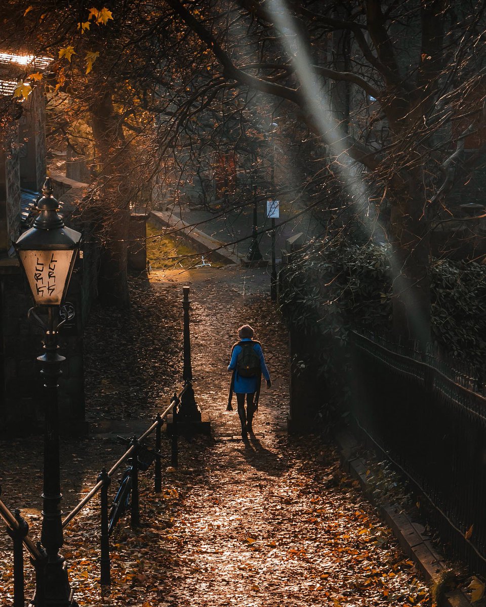 visualswithsanj's tweet image. Slowly but surely...

#streetphotography #edinburgh #streetclassics