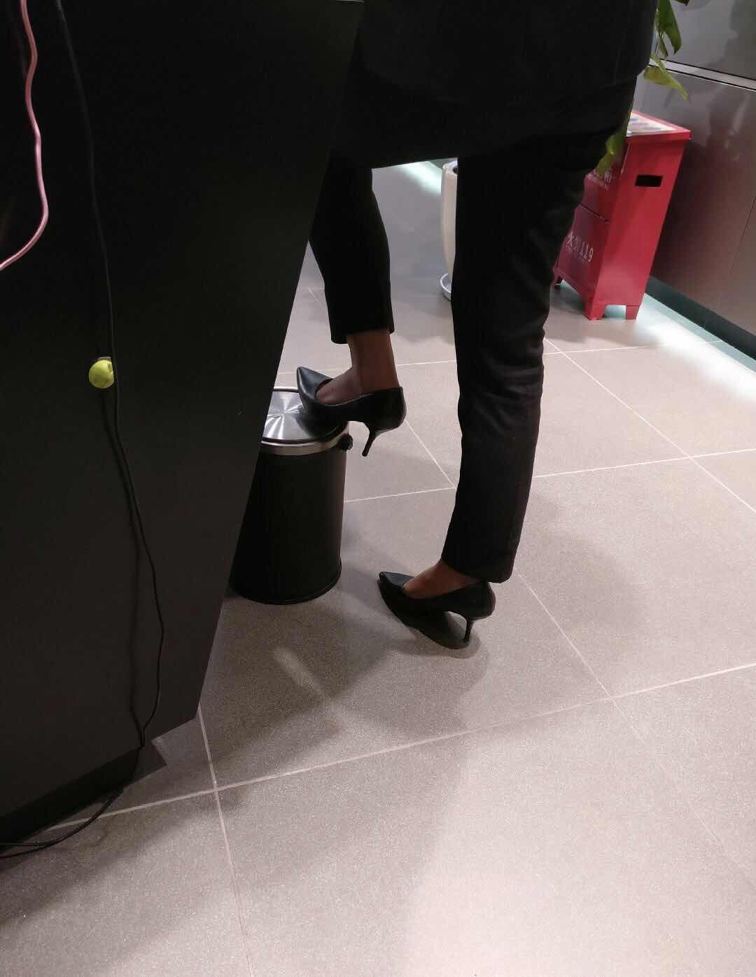 hkhkhkjj 獨家尾隨扫楼洗樓射鞋on X: RT @SpataroH: 扫楼打胶同好大神作品，打胶售楼女同事脱下的黑色高跟鞋t.coM6UQDm8F9n  