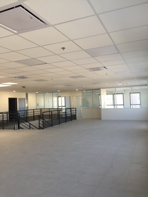 SOCASISOLATION's tweet image. Les faux plafonds sont souvent destinés aux magasins, salles de classe et bureaux. Ils permettent d'accéder aisément au plénum, de créer des éléments acoustiques de couleurs, et de corriger l’acoustique.