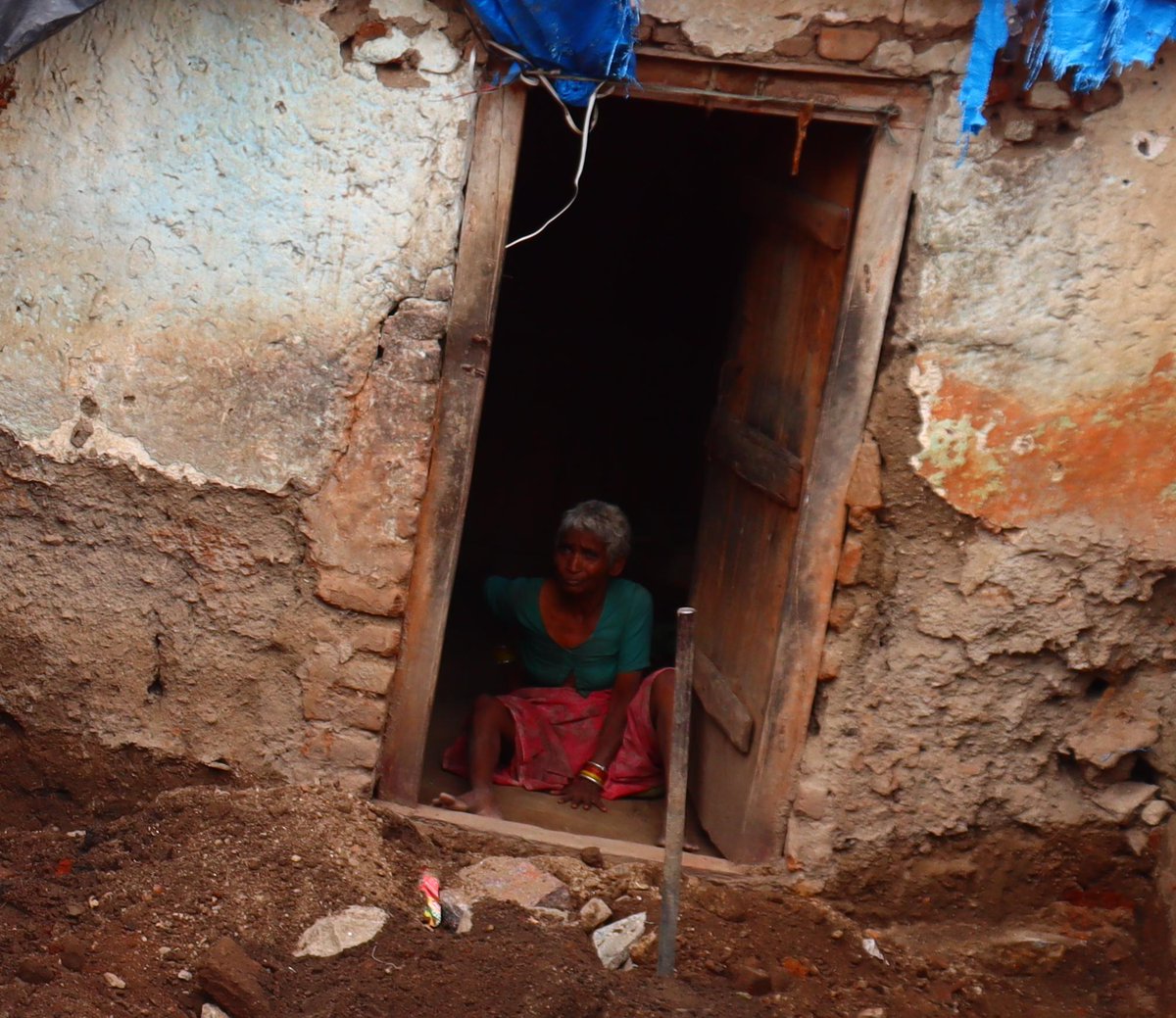 InspiredSood's tweet photo. By causes of the rain there house felt down 
The Unsupported old age persons are consulted and requested us to help them for needed a shelter... And we made it handover to them.. By inspiration of sonu sood sir.
#SonuSood 
@SonuSood 
@SoodFoundation 
@FcSonuSood 
@SonuSoodArmy https://t.co/D6cBPnnRvT