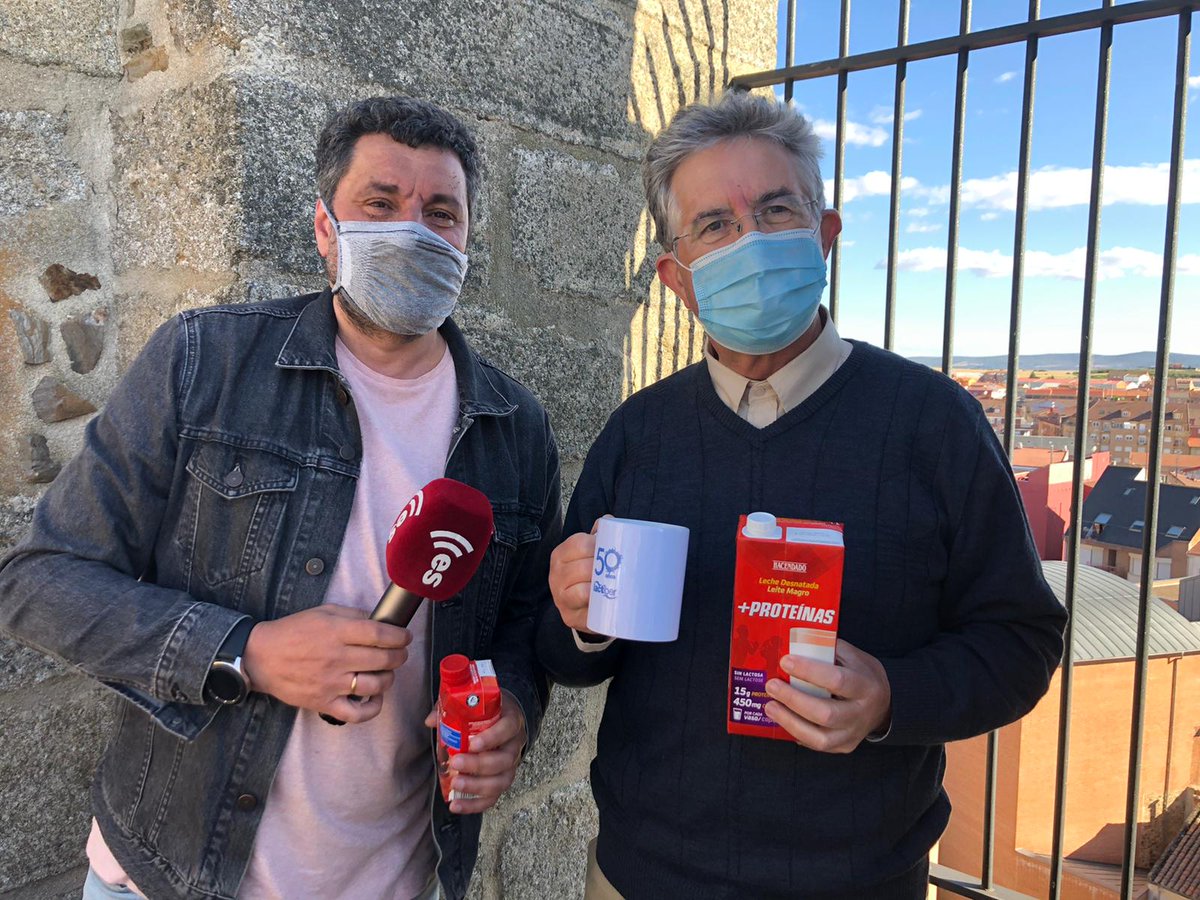 Detrás de cada programa hay mucha gente a parte de los invitados. Por supuesto no falta @LactiberLeon , pero también queremos dar las gracias a todos aquellos que se acercan cada día a disfrutar con nosotros de la radio en directo.