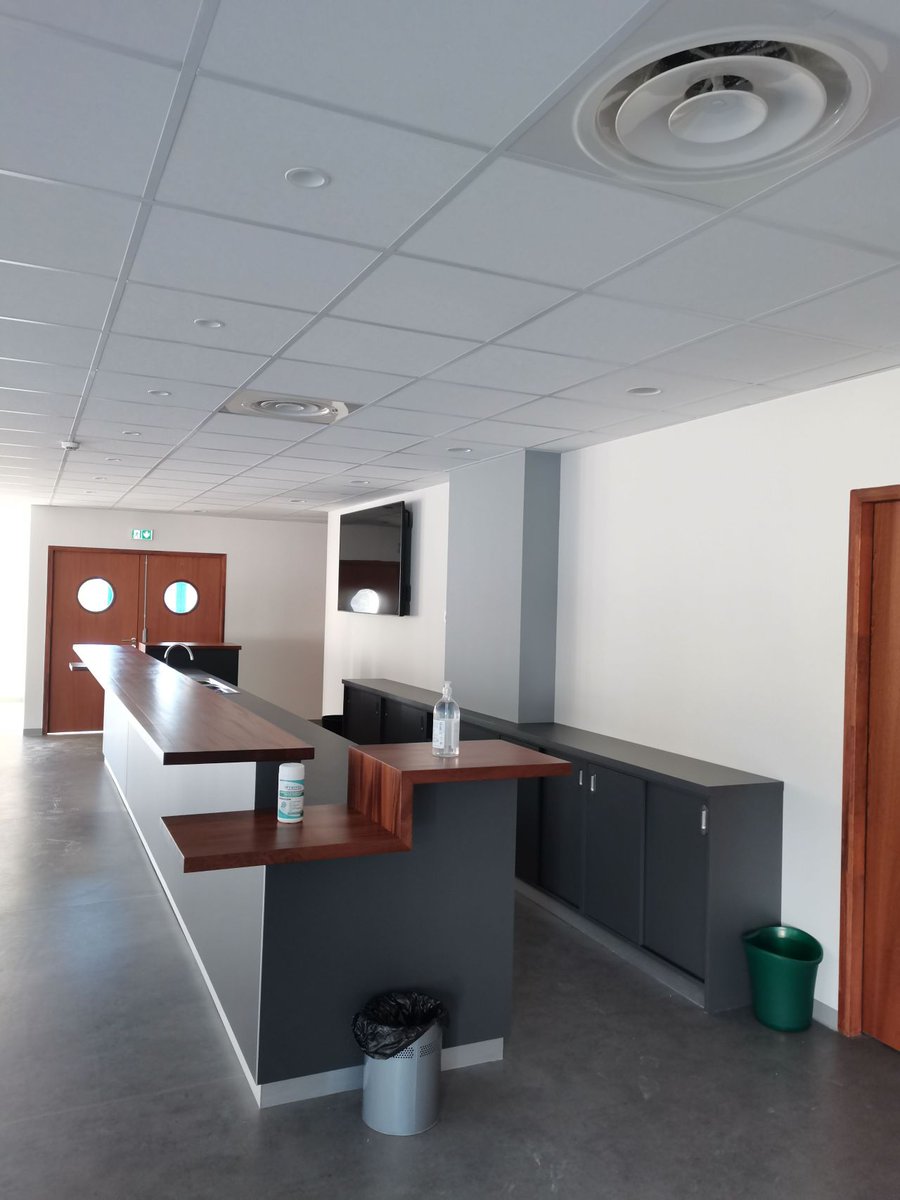 SOCASISOLATION's tweet image. Les faux plafonds sont souvent destinés aux magasins, salles de classe et bureaux. Ils permettent d'accéder aisément au plénum, de créer des éléments acoustiques de couleurs, et de corriger l’acoustique.