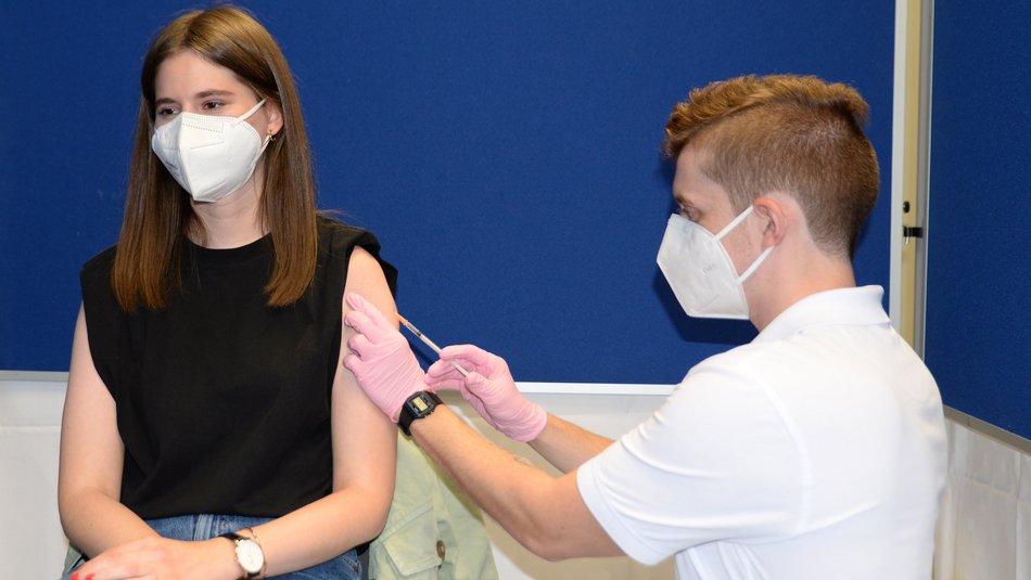 Es sind noch 3500 Termine für die #Corona-#Impfung frei! Heute ist an der #UniTrier die Sonder-Impfaktion gestartet. Geimpft werden alle Studierenden ohne Altersbeschränkung sowie alle anderen jungen Menschen von 18 bis 27 Jahren mit Wohnsitz in #RLP: uni-trier.de/universitaet/v…