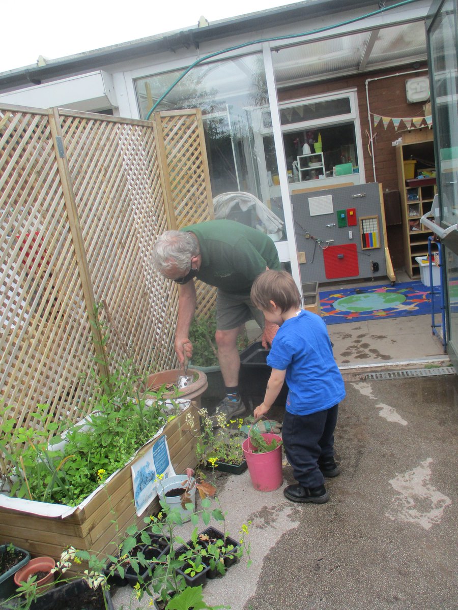 GOComposters's tweet photo. Shropshire #MasterComposter Colin has been helping a budding gardener at Madeley Nursery School find out all about the worms in the compost bin. The children are using their own #compost to grow flowers and veg in their school garden @GardenOrganicUK @ShropRecycles @VeoliaUK https://t.co/QbLAe7dCzM