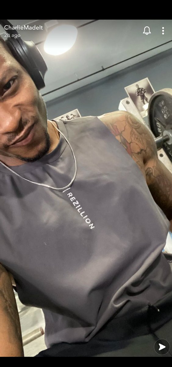 fittipsformen's tweet photo. Give @CharlieMadeIt some love, ALL his social media the same along with the new Instagram @yocharlieboy 💪🏾 #fit #fitguys #motivation #bodybuilding #muscle #musclemen #guyswholift https://t.co/wEkeMO26T6