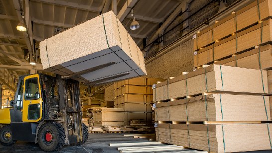 trainmor's tweet photo. Off-center loads, overloading, loading damaged or loose loads, and driving too fast are all too frequent causes of serious and fatal forklift accidents. In this article we review how forklift operators can ensure load stability to profoundly reduce injuries and death due to t ... https://t.co/uF33Y9m2AW