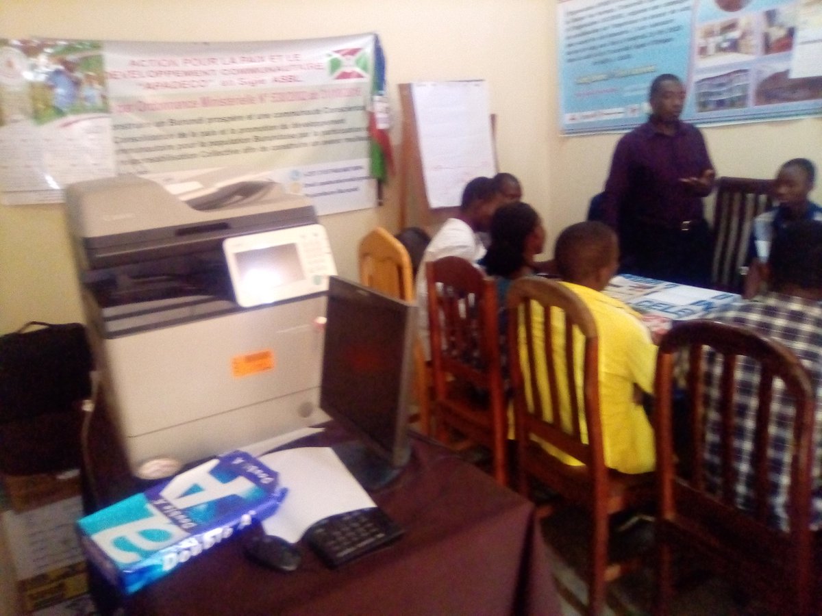 APADECO_BURUNDI's tweet photo. Heureux d'accueillir 2 ème promotion des étudiants stagiaires de l'@espoir_afrique du #ServiceSocial et #Développement #Communautaire auprès de l'@APADECO_BURUNDI  pour y effectuer des stages de deux mois. 1/2 @RTNBurundi  @RT_Isanganiro @voix_espoir @radioscolaire1 #Burundi https://t.co/8Fk7jYAs0k