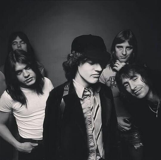 تويتر \ AC/DC على تويتر: "OTD 1976 - AC/DC plays its first major headlining concert in London at the the last date of the UK “Lock Up Your Daughters” Tour. https://t.co/y12Sr1pnOI"