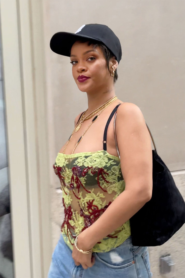 GalerieRihanna's tweet photo. July 7, 2021: Rihanna spotted in New York. https://t.co/bADyzOQJHl