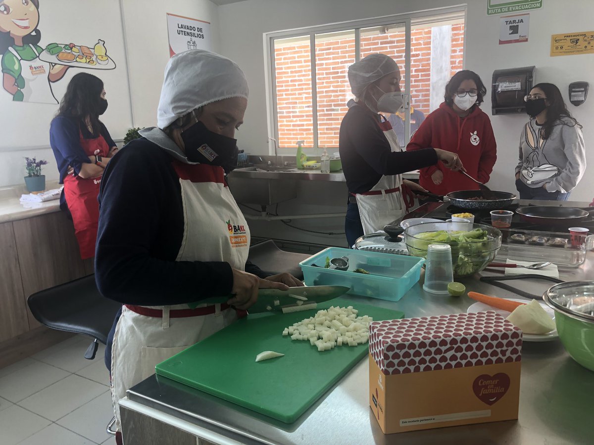 “Ayudamos a otros a ayudarse a si mismos”.   Aquí las imágenes de la inauguración de nuestra “Cocina - Escuela” equipada con el apoyo de Fundación Walmart  y capacitando con el programa nacional “Comer en Familia” de RedBAMX