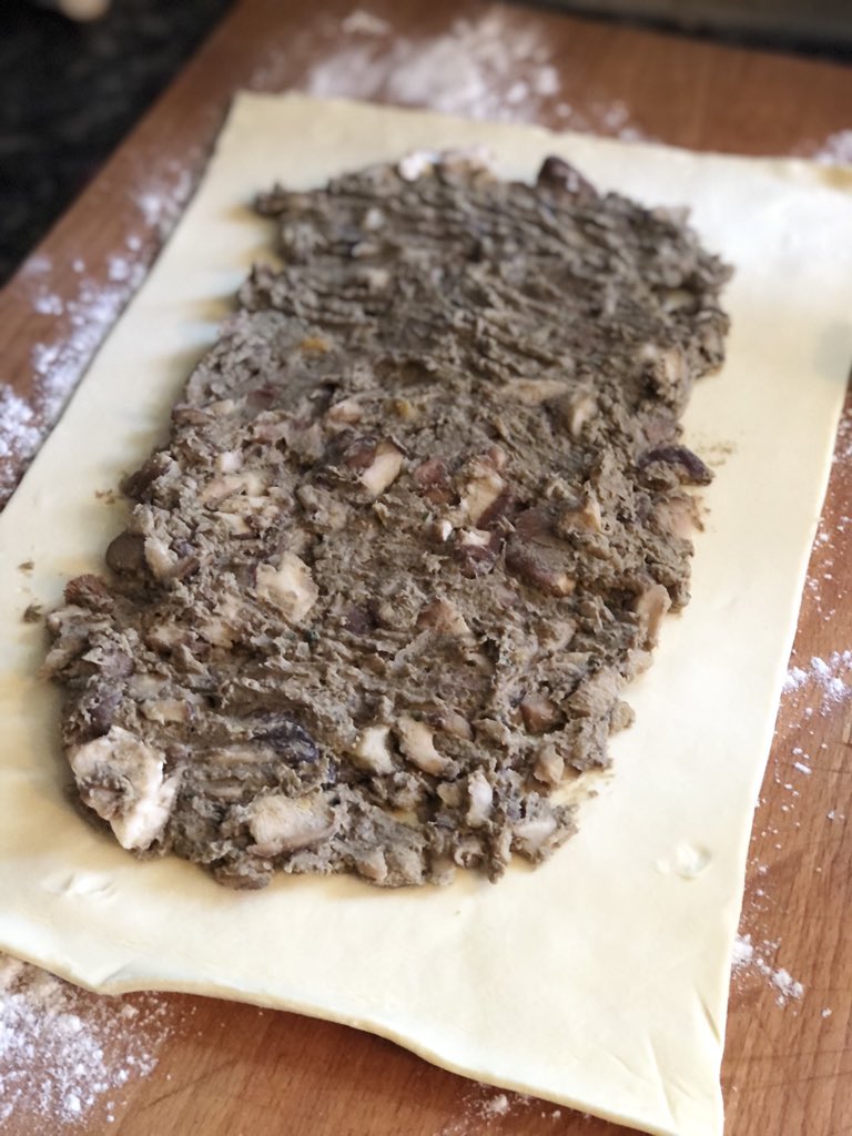 RufusCarter's tweet photo. When your Mrs is having a super S day you take a bit of (well a massive dollop of) @patchworkfoods a perfectly trimmed piece Beef Fillet from @SJBebbington &amp; you turn that frown upside down ❤️ https://t.co/7UYYsSszFa