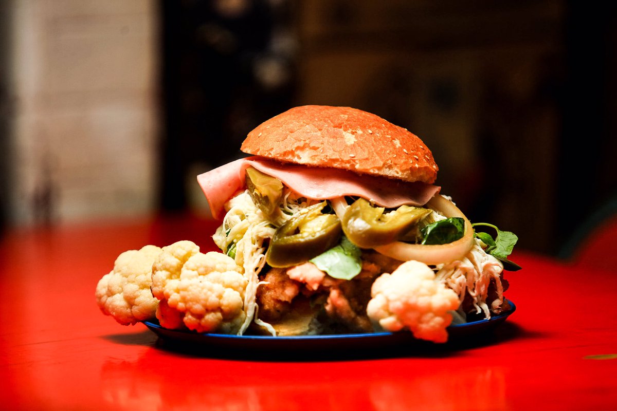 pixsport's tweet photo. La clásica cemita poblana de milanesa con quesillo y jamón para esta tarde.
#cemita #FelizMiercoles #horadecomida @Lamencon @maccahernandez @ChumelTorres @frarivasCoL https://t.co/4fNy2sx0Tu
