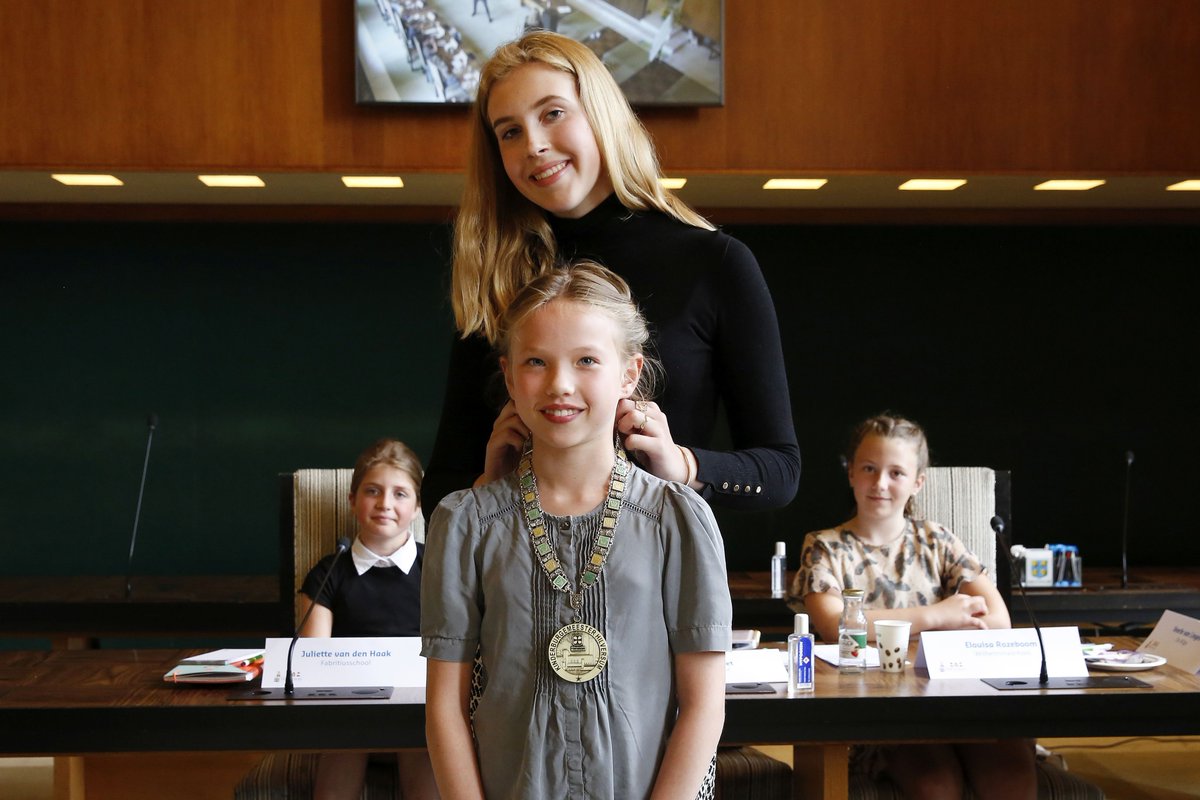 RaadHilversum's tweet photo. Uit 17 indrukwekkende pitches werd Marij Uttien (HSV) vandaag tot nieuwe kinderburgemeester van @GemeenteHsum gekozen. Gijs Hogenbirk (Violenschool) is de loco-kinderburgemeester. Burgemeester @AptrootC en oud-kinderburgemeester Lise installeerden de kindergemeenteraad 2021-2022. https://t.co/YuzFmYPtR5