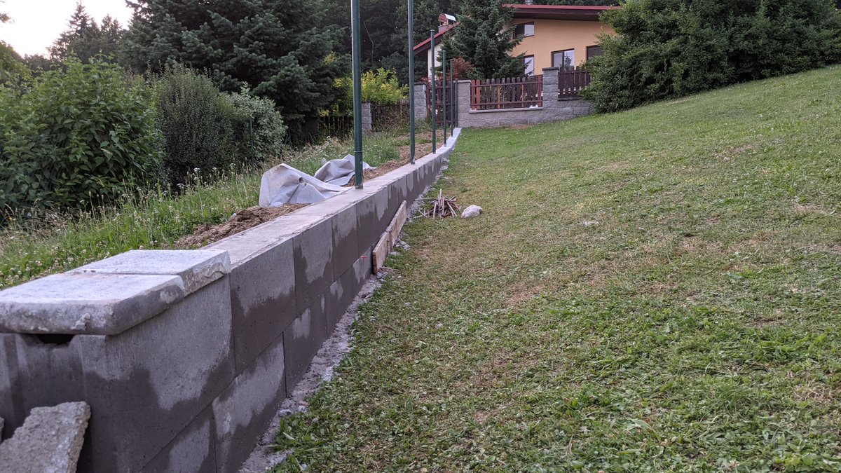 joysfera's tweet image. Po třech dnech non-stop betonování jsem si opět ověřil, že při těžké fyzické práci venku nemám ani po 14 hodinách bez jídla vůbec hlad. Zato při pouhém sezení u PC mám strašný hlad už za dvě hodiny a neustále mezi mnoha jídly ještě mlsám sladkosti. Máte to podobně? #prána #objev