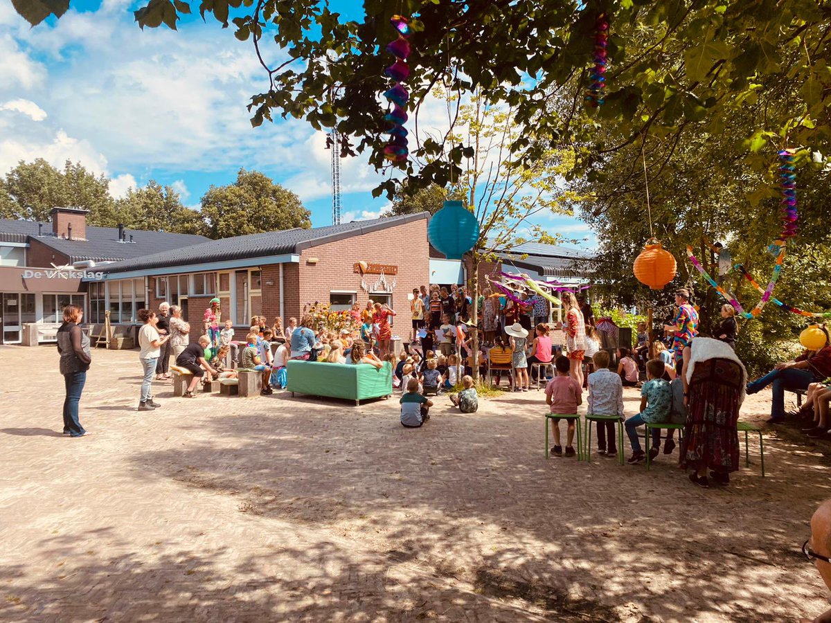 Vandaag was het dorpsplein even omgetoverd tot een festivalterrein. We vierden feest met elkaar. Juf Marion gaat genieten van haar pensioen!