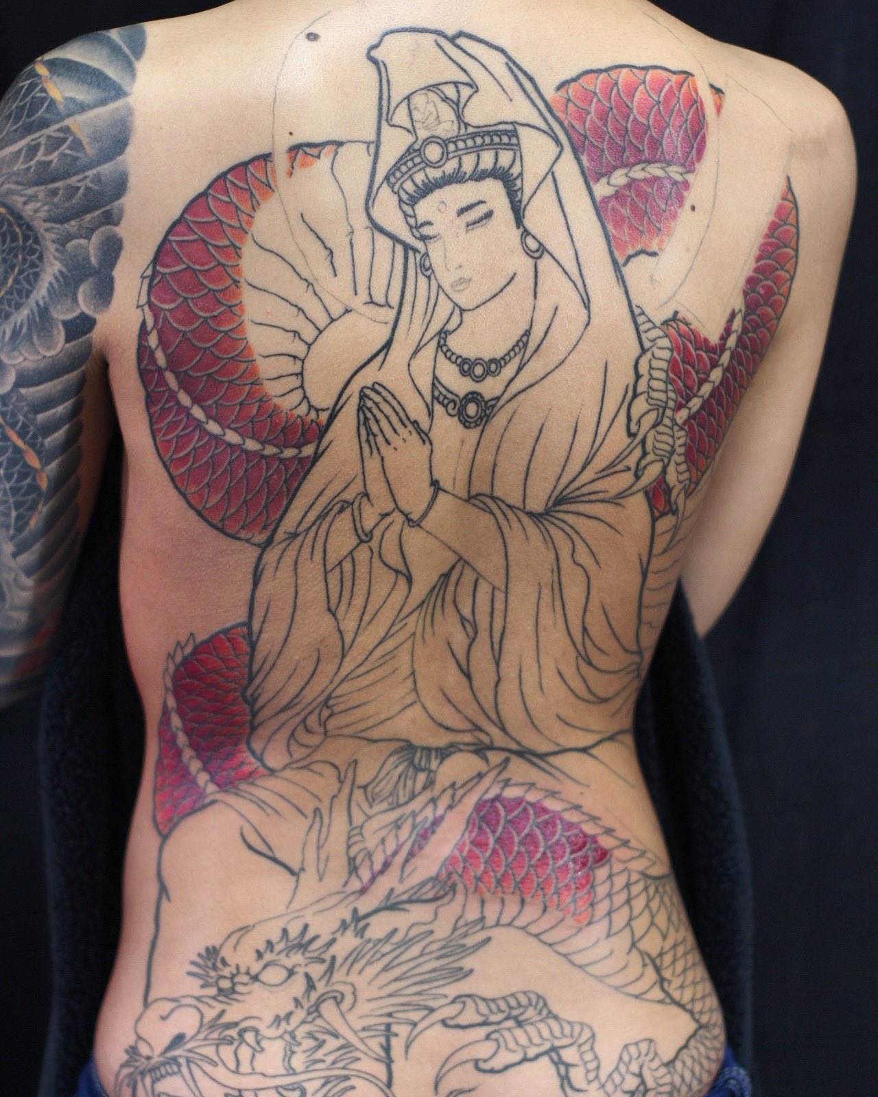 刺青師 彫写楽 Tattooist Gappi 龍のカラー進行中 いつもありがとうございます 刺青 和彫り 抜き彫り 騎龍観音 タトゥー 背中 カラー 赤龍 Tattoo Wabori Irezumi Backpiece Color Tattooist Horisyaraku 彫師 相模原 橋本 刺青師