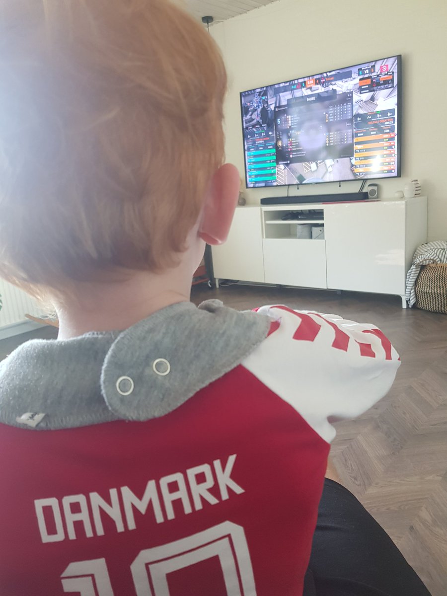 Den snilde ispause, mens der er finale før semifinalen 😁🔥🇩🇰 Kom så boys! 😎😁 <a href="/TRICKED_esport/">TRICKED ESPORT</a> <a href="/dbulandshold/">Fodboldlandsholdene 🇩🇰</a> #dkcs