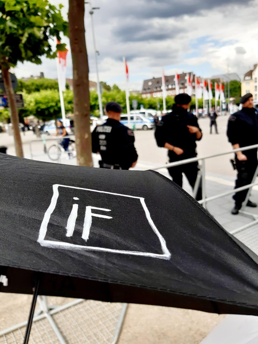 i_furiosi's tweet photo. Ein Burgplatz voller Bullen, hinter vielen Wannen versteckt eine kleine Bühne, davor ca. 30 versprengte AfD-Fans, die versuchen was von der rassistischen Kackscheisse zu verstehen. Denn direkt daneben protestieren über 100 Antifas mit Gebrüll & Gepöbel gegen die #noAfD
#dus0707 https://t.co/rWAXoiU4LH