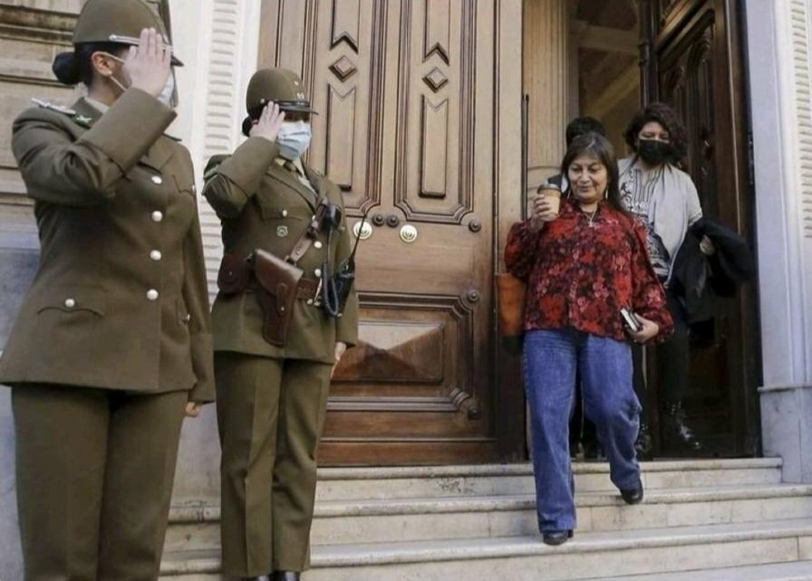 ⚔️ Leinenweber 🇨🇱 💚👮‍♂️'s tweet - "De cuando que la Elisa Loncon es  autoridad ahora? Si ella está para escribir una nueva constitución nada  más!! Ojo ahí @Carabdechile 👇👇👇 " - Trendsmap