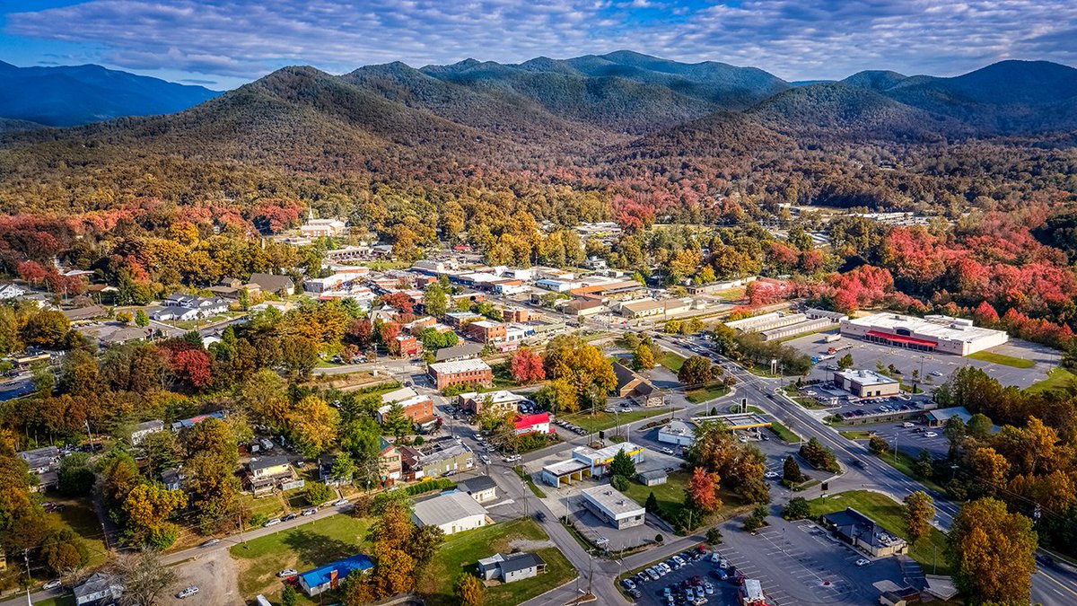 MAHECwnc's tweet photo. Place-Based Health in the Pandemic Era: Improving health outcomes means going beyond a one-size-fits-all framework.
Read more via the @UNCpublichealth Carolina Public Health magazine: https://t.co/2798O3JcGt
#avlhealth #healthcare #NChealth #avlnews https://t.co/PZKyUa8Pya